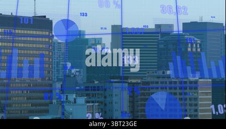 Zeigt Bürotürme mit durchsichtigen Datenkarten über der Skyline der Innenstadt mit Antennen Stockfoto