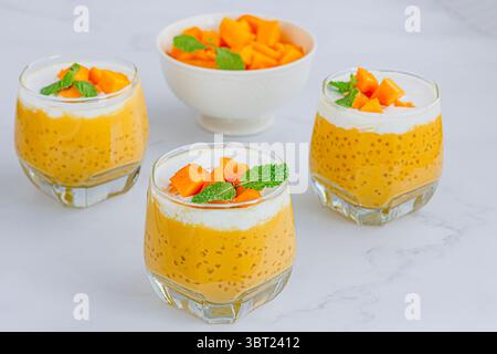Erfrischendes und befriedigendes beliebtes asiatisches Dessert mit Sago-Perlen und reifer Mango auf weißem Hintergrund Stockfoto