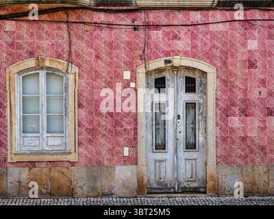 Blick auf moderne und historische Gebäude im Zentrum von Silves, Region Algarve, Portugal in Europa Stockfoto