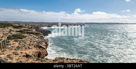 Meerblick und blauer Himmel, Pontal da Carrapateira in Aljezur, Algarve in Portugal. Stockfoto