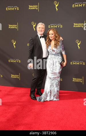14. September 2019, La, Vereinigte Staaten von Amerika: Mike Rinder und Leah Remini kommen am 14. September 2019 bei den 71. Annual Primetime Creative Arts Emmy Awards am 1. Tag im Microsoft Theater in Los Angeles, USA (Credit Image: © Famous/Ace Pictures via ZUMA Press) Stockfoto
