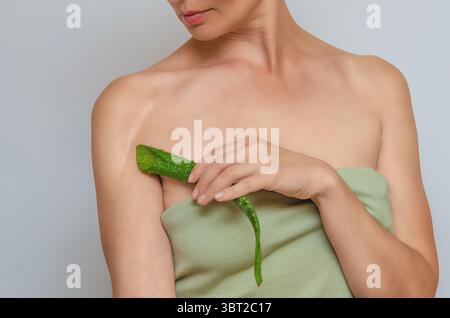 Narbe an der Schulter. Aloe-Blatt weisen auf postoperative Narbe auf der Schulter der Frau hin. Narbenheilung, Behandlung von Narben auf der Haut. Stockfoto