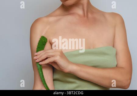 Narbe an der Schulter. Aloe-Blatt weisen auf postoperative Narbe auf der Schulter der Frau hin. Narbenheilung, Behandlung von Narben auf der Haut. Stockfoto