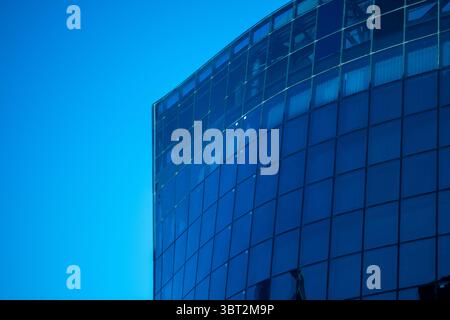 Abstrakter Architekturhintergrund mit moderner Glasfassade Stockfoto