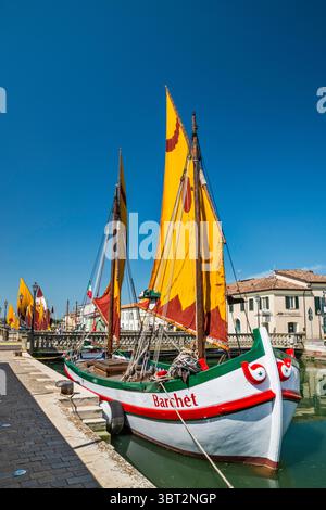 Historisches Fischerboot in Porto Canale Leonardesco, Kanalhafen von Cesenatico, Fosso Venarella, Stadt Cesenatico, Emilia-Romagna, Italien Stockfoto