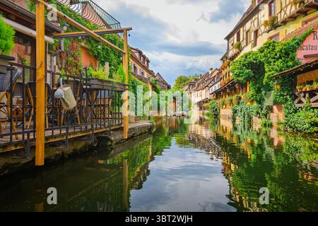 Blick von einem Boot aus, wenn es an farbenfrohen historischen Gebäuden auf dem Lauch-Kanal im historischen Viertel Petite Venise in Colmar Frankreich vorbeifährt. Stockfoto