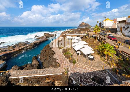 Cafés am Wasser entlang der felsigen Vulkanküste in der Küstenstadt Garachico, Spanien, an der Nordküste der Insel Teneriffa, Kanarische Inseln. Stockfoto