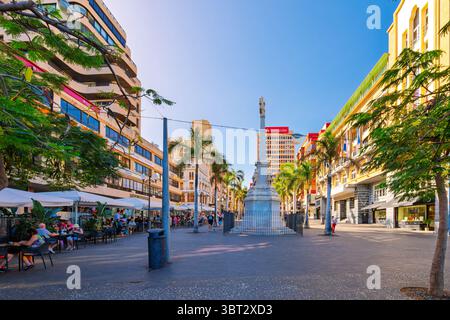 Candelaria Square oder Plaza de la Candelaria mit Blick auf den Triumph des Candelaria Obelisken neben Cafés und Geschäften, Santa Cruz de Tenerife, Spanien Stockfoto