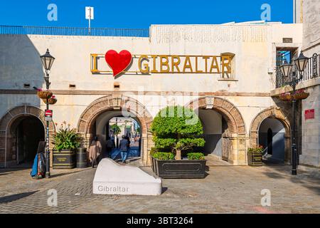 Der Haupteingang zum Casemates Square in der touristischen Altstadt von Gibraltar, Großbritannien. Stockfoto