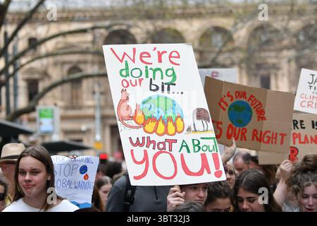 20. September 2019, Melbourne, Victoria, Australien: Demonstranten marschieren beim Global Climate Strike in Melbourne, Australien. (Bild: © Sydney Low/ZUMA Wire) Stockfoto