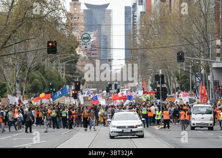 20. September 2019, Melbourne, Victoria, Australien: Demonstranten marschieren beim Global Climate Strike in Melbourne, Australien. (Bild: © Sydney Low/ZUMA Wire) Stockfoto