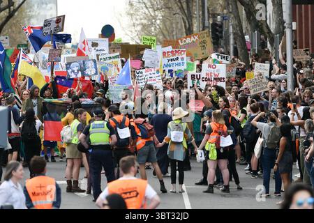 20. September 2019, Melbourne, Victoria, Australien: Demonstranten marschieren beim Global Climate Strike in Melbourne, Australien. (Bild: © Sydney Low/ZUMA Wire) Stockfoto