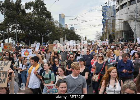 20. September 2019, Melbourne, Victoria, Australien: Demonstranten marschieren beim Global Climate Strike in Melbourne, Australien. (Bild: © Sydney Low/ZUMA Wire) Stockfoto
