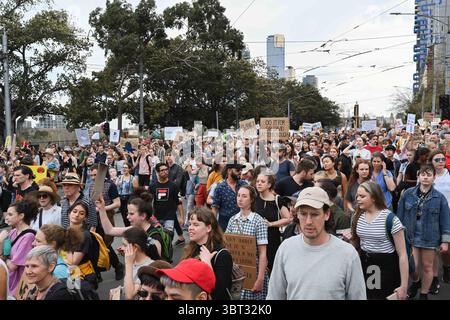 20. September 2019, Melbourne, Victoria, Australien: Demonstranten marschieren beim Global Climate Strike in Melbourne, Australien. (Bild: © Sydney Low/ZUMA Wire) Stockfoto