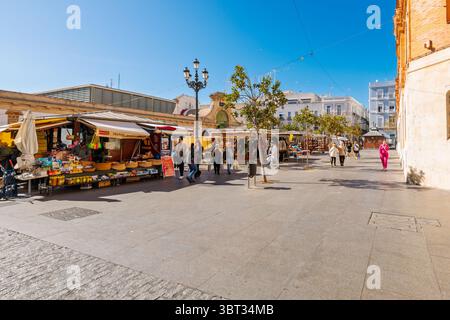 Marktplatz im Freien mit Geschenken und Souvenirs in der Nähe der Plaza de la Catedral in Cadiz, Spanien. Stockfoto