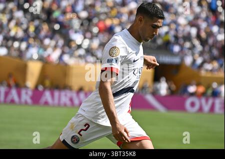 East Rutherford, USA. Juli 2025. Achraf Hakimi #2 von Paris Saint-Germain bereitet sich auf den Ballschlag beim Finale der FIFA Club-Weltmeisterschaft 2025 zwischen dem französischen Team Paris Saint-Germain (PSG) und dem englischen Chelsea FC im MetLife-Stadion, East Rutherford, NJ, am 13. Juli vor. 2025. mit 81.118 Zuschauern besiegte Chelsea FC Paris Saint-Germain mit 3:0. (Foto: Anthony Behar/SIPA USA) Credit: SIPA USA/Alamy Live News Stockfoto