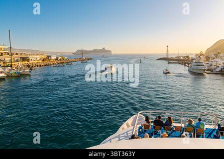 Hafen von Cabo San Lucas, Mexiko, als Tour- und Kreuzfahrtschiffe Kreuzfahrtpassagiere zur und von der Küste bringen. Stockfoto