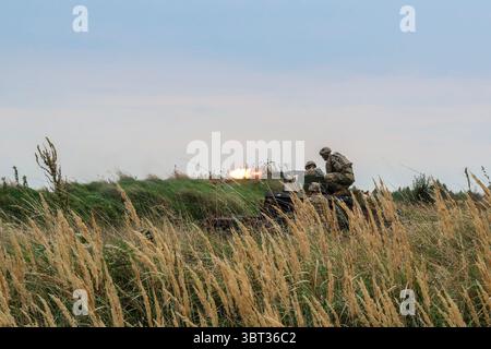 16. September 2019 - Yavoriv, Ukraine - Soldaten, die der Delta-Kompanie, 1. Bataillon, 26. Infanterieregiment, zugewiesen wurden, greifen die Oppositionellen (OPFOR) während einer Feuerübung im Rahmen des Rapid Trident 2019 im Combat Training Center-Yavoriv, 16. September 2019 an. (Kreditbild: © U.S. Marines/ZUMA Wire/ZUMAPRESS.com) Stockfoto