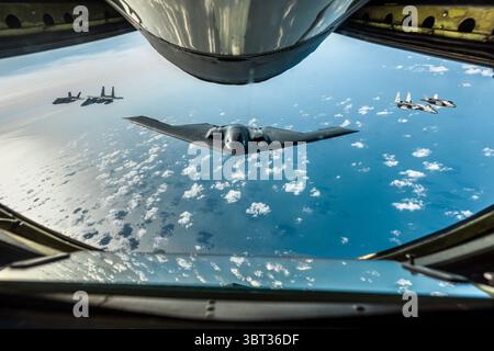 16. September 2019 – Vereinigtes Königreich – Ein B-2 Spirit Stealth Bomber, der dem 509th Bomb Wing auf der Whiteman Air Force Base, Missouri, zugewiesen wurde, zwei F-35 Lightning IIS der Royal Air Force, die der RAF Marham, England, zugewiesen wurde, und zwei F-15 Eagles, die dem 48th Fighter Wing auf der RAF Lakenheath, England, zugewiesen wurden, fliegen in Formation hinter einem KC-135 Stratotanker, der RAF Mildenhall, während einer Trainingsmission für Europa 2019. Drei B-2-Bomber, Flieger und Unterstützungsausrüstung von Whiteman AFB wurden im Rahmen der Bomber Task Force Europe zur RAF Fairford in England eingesetzt. Diese Mul Stockfoto