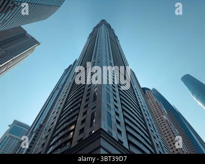 Blick nach oben auf die hohen Wolkenkratzer des Dubai Marina von der Straße aus, moderne Stadtarchitektur Stockfoto