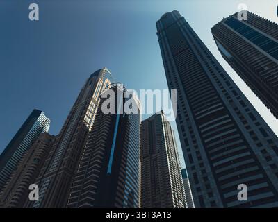 Gruppe von Hochhäusern in Dubai Marina mit Meerblick Stockfoto