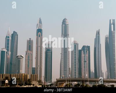 Moderne Skyline von Dubai Marina mit luxuriösen Apartments und Blick auf die Küste Stockfoto