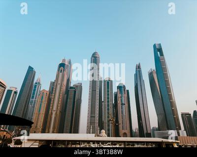Modernes Leben am Wasser in Dubai Marina mit hohen Wohngebäuden Stockfoto