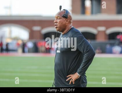 21. September 2019: Robert Prunty, Cheftrainer von Hampton Pirates, spricht mit seinem Team zwischen den Spielen der NCAA-Football-Action zwischen den Hampton Pirates und den Liberty Flames im Williams Stadium in Lynchburg, VA. Jonathan Huff/CSM(Credit Image: &Copy; Jonathan Huff/CSM via ZUMA Wire) Stockfoto