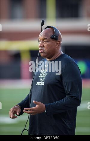 21. September 2019: Robert Prunty, Cheftrainer von Hampton Pirates, spricht mit seinem Team zwischen den Spielen der NCAA-Football-Action zwischen den Hampton Pirates und den Liberty Flames im Williams Stadium in Lynchburg, VA. Jonathan Huff/CSM(Credit Image: &Copy; Jonathan Huff/CSM via ZUMA Wire) Stockfoto