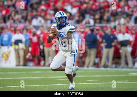 21. September 2019: Hampton Pirates Quarterback Austin Bradley (18) sucht einen offenen Empfänger während der NCAA-Football-Action zwischen den Hampton Pirates und den Liberty Flames im Williams Stadium in Lynchburg, VA. Jonathan Huff/CSM.(Credit Image: &Copy; Jonathan Huff/CSM via ZUMA Wire) Stockfoto