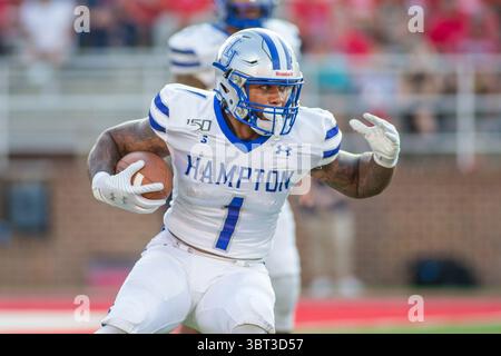 21. September 2019: Hampton Pirates Running Back Shai McKenzie (1) sucht im Williams Stadium in Lynchburg, VA, nach freiem Raum während der NCAA-Football-Action zwischen den Hampton Pirates und den Liberty Flames. Jonathan Huff/CSM.(Credit Image: &Copy; Jonathan Huff/CSM via ZUMA Wire) Stockfoto