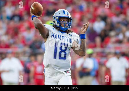 21. September 2019: Der Hampton Pirates Quarterback Austin Bradley (18) wirft während der NCAA-Football-Action zwischen den Hampton Pirates und den Liberty Flames im Williams Stadium in Lynchburg, VA, einen Empfänger. Jonathan Huff/CSM.(Credit Image: &Copy; Jonathan Huff/CSM via ZUMA Wire) Stockfoto