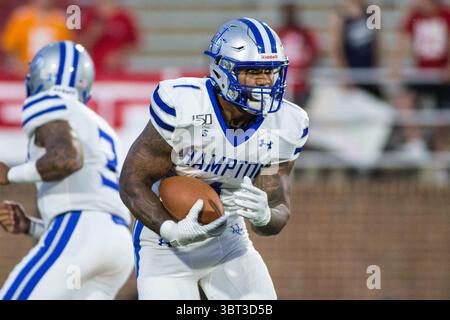 21. September 2019: Hampton Pirates Running Back Shai McKenzie (1) sucht im Williams Stadium in Lynchburg, VA, nach freiem Raum während der NCAA-Football-Action zwischen den Hampton Pirates und den Liberty Flames. Jonathan Huff/CSM.(Credit Image: &Copy; Jonathan Huff/CSM via ZUMA Wire) Stockfoto