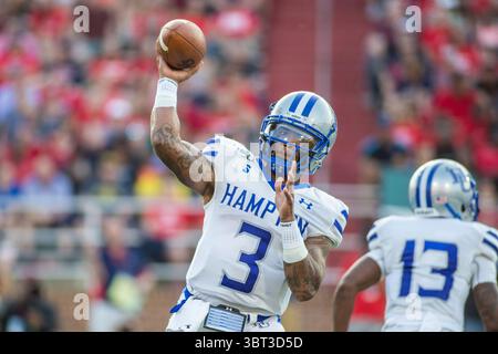 21. September 2019: Der Hampton Pirates Quarterback Deondre Francois (3) wirft einen Empfänger während der NCAA-Fußballaktion zwischen den Hampton Pirates und den Liberty Flames im Williams Stadium in Lynchburg, VA. Jonathan Huff/CSM.(Credit Image: &Copy; Jonathan Huff/CSM via ZUMA Wire) Stockfoto