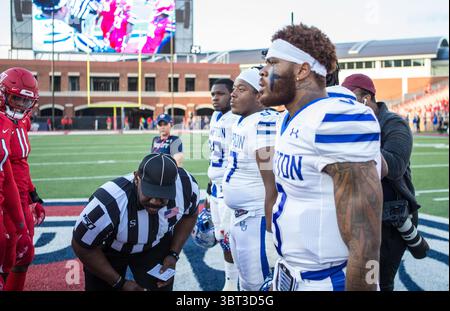 21. September 2019: Hampton Pirates Quarterback Deondre Francois (3) wartet auf den Münzwurf, bevor die NCAA-Football-Action zwischen den Hampton Pirates und den Liberty Flames im Williams Stadium in Lynchburg, VA, stattfindet. Jonathan Huff/CSM.(Credit Image: &Copy; Jonathan Huff/CSM via ZUMA Wire) Stockfoto