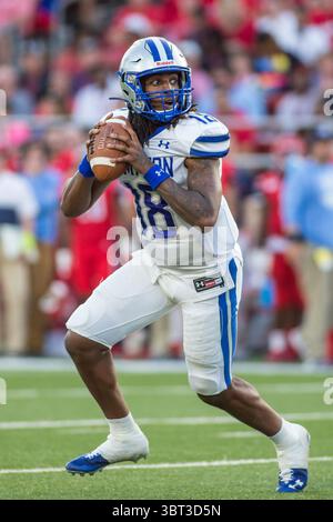 21. September 2019: Hampton Pirates Quarterback Austin Bradley (18) sucht einen offenen Empfänger während der NCAA-Football-Action zwischen den Hampton Pirates und den Liberty Flames im Williams Stadium in Lynchburg, VA. Jonathan Huff/CSM.(Credit Image: &Copy; Jonathan Huff/CSM via ZUMA Wire) Stockfoto