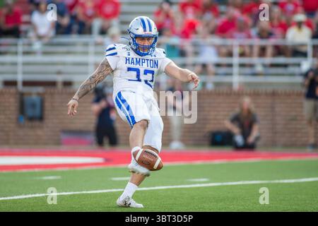 21. September 2019: Der Hampton Pirates-Punter Ivan Oraha (32) schlägt im Williams-Stadion in Lynchburg, VA, den Ball zu Liberty, während der NCAA-Football-Action zwischen den Hampton Pirates und den Liberty Flames. Jonathan Huff/CSM.(Credit Image: &Copy; Jonathan Huff/CSM via ZUMA Wire) Stockfoto