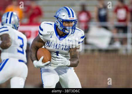 21. September 2019: Hampton Pirates Running Back Shai McKenzie (1) sucht im Williams Stadium in Lynchburg, VA, nach freiem Raum während der NCAA-Football-Action zwischen den Hampton Pirates und den Liberty Flames. Jonathan Huff/CSM.(Credit Image: &Copy; Jonathan Huff/CSM via ZUMA Wire) Stockfoto
