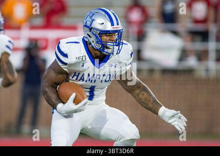 21. September 2019: Hampton Pirates Running Back Shai McKenzie (1) sucht im Williams Stadium in Lynchburg, VA, nach freiem Raum während der NCAA-Football-Action zwischen den Hampton Pirates und den Liberty Flames. Jonathan Huff/CSM.(Credit Image: &Copy; Jonathan Huff/CSM via ZUMA Wire) Stockfoto