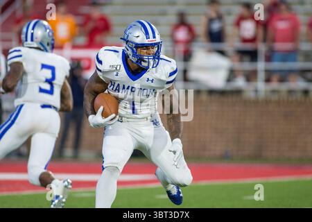 21. September 2019: Hampton Pirates Running Back Shai McKenzie (1) sucht im Williams Stadium in Lynchburg, VA, nach freiem Raum während der NCAA-Football-Action zwischen den Hampton Pirates und den Liberty Flames. Jonathan Huff/CSM.(Credit Image: &Copy; Jonathan Huff/CSM via ZUMA Wire) Stockfoto