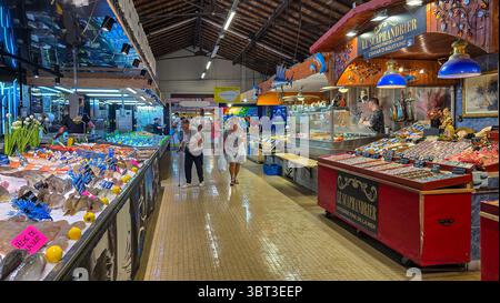 Der berühmte französische Fischmarkt mit einer großen Auswahl an Fisch, Meeresfrüchten und Dosenfischen. Juni 2025. Soulac sur Mer, Medoc, Aquitaine, Frankreich Stockfoto