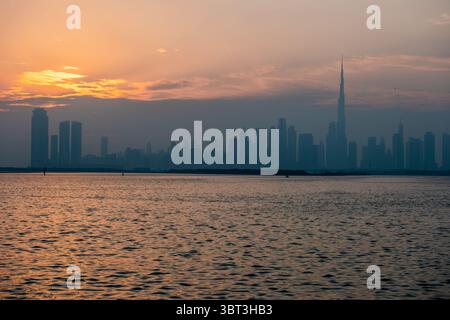 Sonnenaufgang über der Skyline der Innenstadt von Dubai, Sturm in Dubai, Blick auf Dubai im Sturm bei Sonnenuntergang Stockfoto
