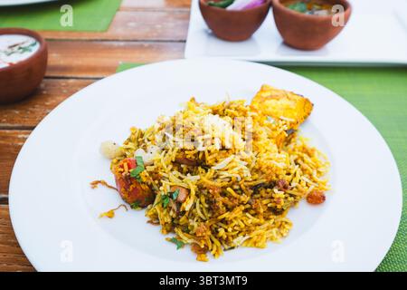 Gegrillte Paneer Tikka Biryani, Gemüse Biryani auf weißer Keramikplatte, indisches Restaurant mit Aussicht Stockfoto
