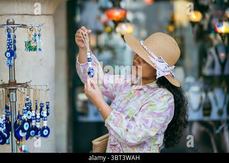 Stockfoto einer Touristenfrau, die böse Augenreize auf dem Markt in der Türkei, Istanbul, kauft Stockfoto