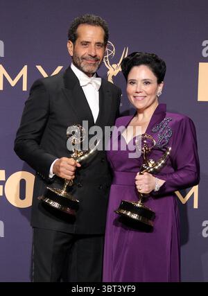 22. September 2019, Los Angeles, Kalifornien, USA: 71. Emmy Awards (2019) Pressesaal im Microsoft Theatre in Los Angeles, Kalifornien...mit: Tony Shaloub, Emmy-Gewinner für herausragenden Nebendarsteller in einer Comedy-Serie, Alex Borstein, Emmy-Gewinner für herausragende Nebendarstellerin in einer Comedy-Serie für â€œThe wunderbare Mrs. Maiselâ€ .Where: Los Angeles, Kalifornien, USA.Wann: 22 Sep 2019.Credit: >*B.*B.*B. Stockfoto