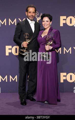 22. September 2019, Los Angeles, Kalifornien, USA: 71. Emmy Awards (2019) Pressesaal im Microsoft Theatre in Los Angeles, Kalifornien...mit: Tony Shaloub, Emmy-Gewinner für herausragenden Nebendarsteller in einer Comedy-Serie, Alex Borstein, Emmy-Gewinner für herausragende Nebendarstellerin in einer Comedy-Serie für â€œThe wunderbare Mrs. Maiselâ€ .Where: Los Angeles, Kalifornien, USA.Wann: 22 Sep 2019.Credit: >*B.*B.*B. Stockfoto