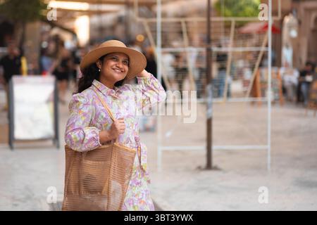Junge asiatische Frau, die ihre Reise in das historische Viertel Al seef und die lokalen Märkte von Dubai genießt, Alleinurlaubsreise nach Dubai im Winter Stockfoto