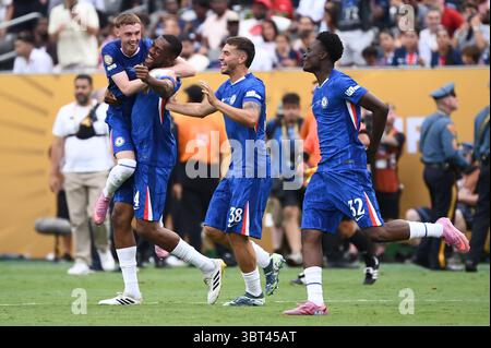 East Rutherford, USA. Juli 2025. (L-R) die Mitglieder des Chelsea FC Cole Palmer #10, Tosin Adababioyo #4, Marc Guiu #38 und Yrique George #32 laufen auf das Feld, um ihren Sieg von Paris Saint-Germain beim Finale der FIFA Club-Weltmeisterschaft 2025 zwischen Paris Saint-Germain (PSG) aus Frankreich und Chelsea FC aus England im MetLife Stadium, East Rutherford, NJ, 13. Juli, zu feiern. 2025. mit 81.118 Zuschauern besiegte Chelsea FC Paris Saint-Germain mit 3:0. (Foto: Anthony Behar/SIPA USA) Credit: SIPA USA/Alamy Live News Stockfoto