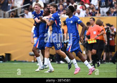 East Rutherford, USA. Juli 2025. (L-R) die Mitglieder des Chelsea FC Cole Palmer #10, Tosin Adababioyo #4, Marc Guiu #38 und Yrique George #32 laufen auf das Feld, um ihren Sieg von Paris Saint-Germain beim Finale der FIFA Club-Weltmeisterschaft 2025 zwischen Paris Saint-Germain (PSG) aus Frankreich und Chelsea FC aus England im MetLife Stadium, East Rutherford, NJ, 13. Juli, zu feiern. 2025. mit 81.118 Zuschauern besiegte Chelsea FC Paris Saint-Germain mit 3:0. (Foto: Anthony Behar/SIPA USA) Credit: SIPA USA/Alamy Live News Stockfoto