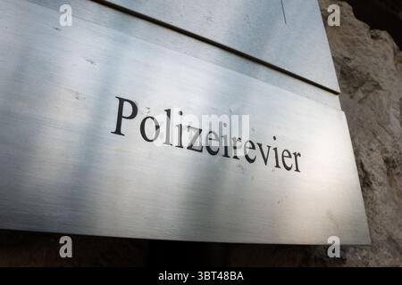 Polizeirevier (Polizeirevier) in Deutschland. Beschilderung an der Außenfassade des Gebäudes. Büro der örtlichen Polizei in der Stadt. Stockfoto